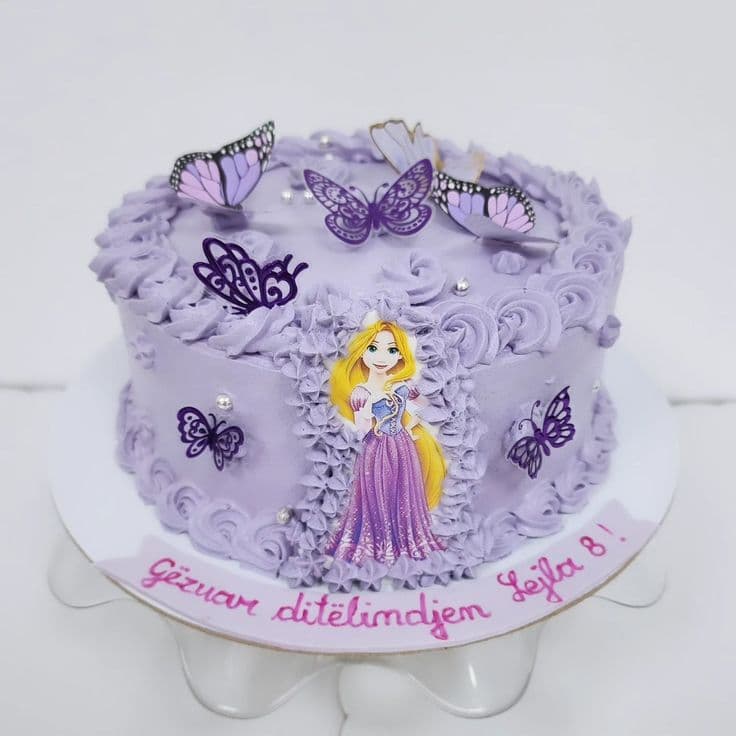 Torte Rapunzel me dekorime flutura për ditëlindje vajzash