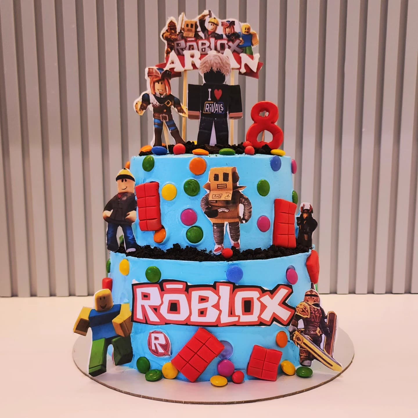 Torte dy-katëshe Roblox me dekorime për ditëlindje fëmijësh