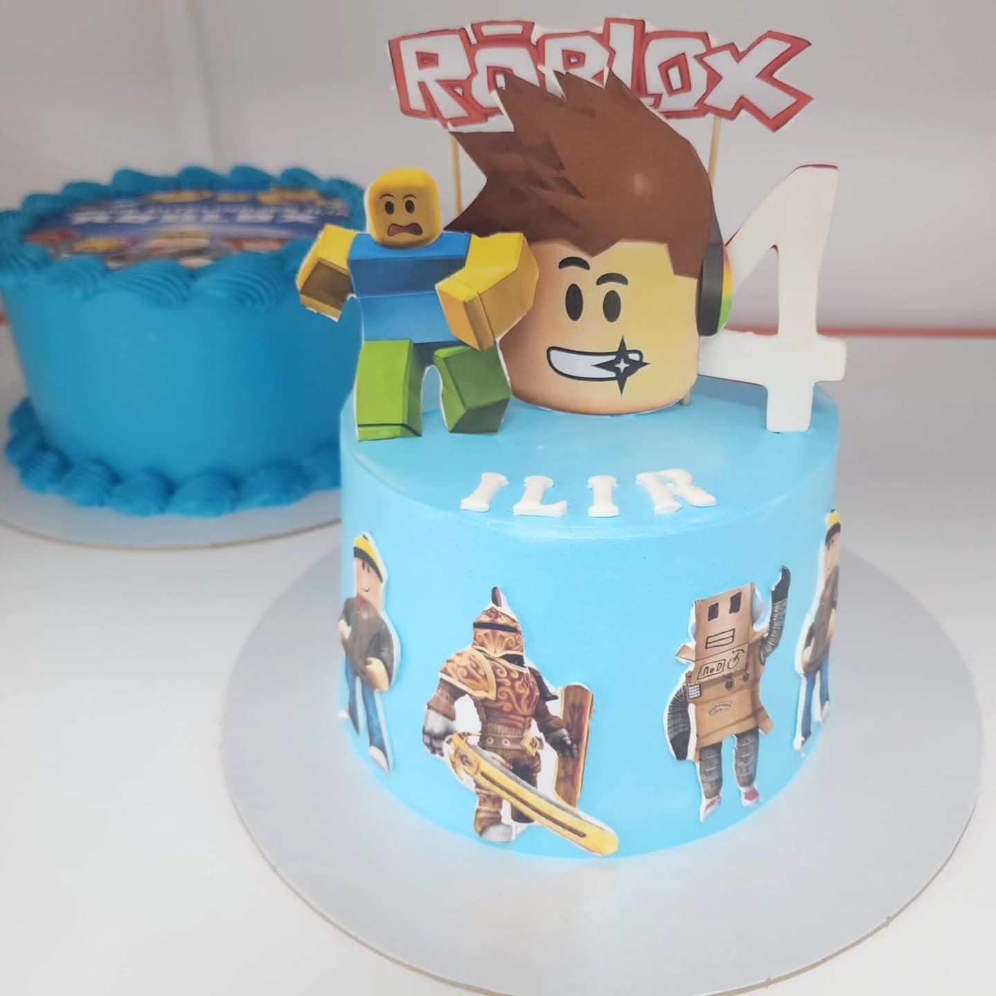 Torte Roblox me Dizajn Kreativ - Torte për Djem | Tortelinda Torte Roblox me dekorime karakteresh dhe numrin 4