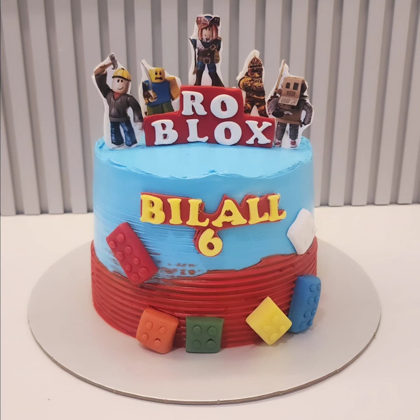 Torte Roblox me Personazhe 3D - Torte për Djem | Tortelinda Torte Roblox me personazhe 3D dhe ngjyra të gjalla