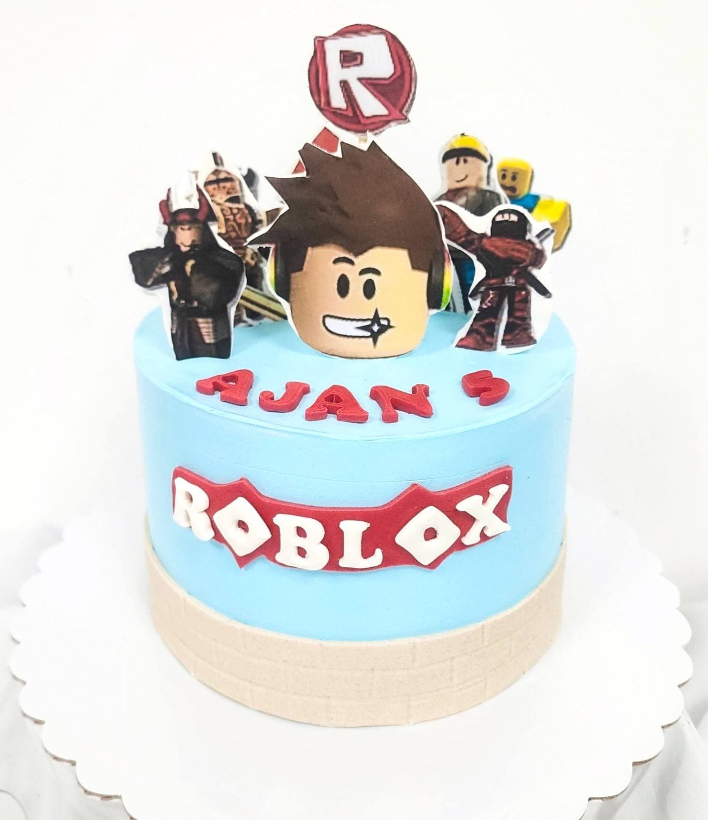 Torte me temë Roblox për ditëlindje me personazhe të lojës