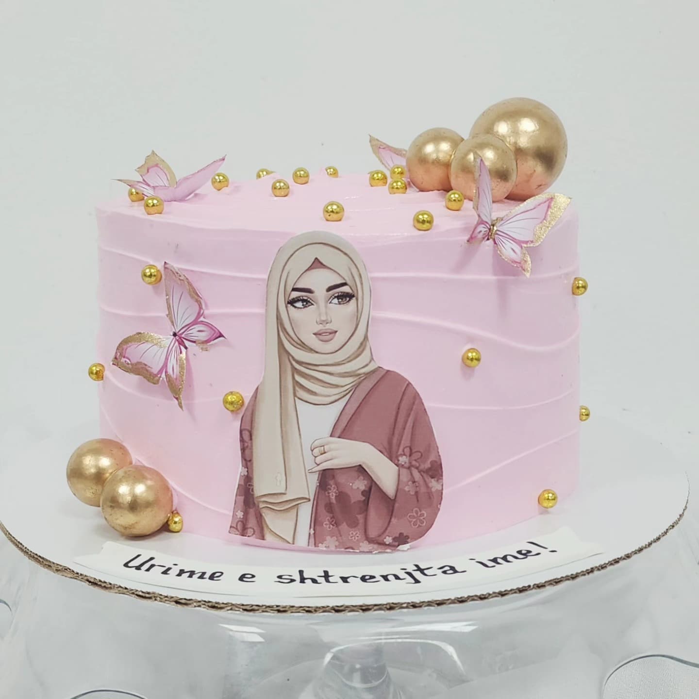 Torte me Mbulese dhe Dekorime - Torte për Ditëlindje | Tortelinda Torte rozë me flutura dhe dekorative të arta