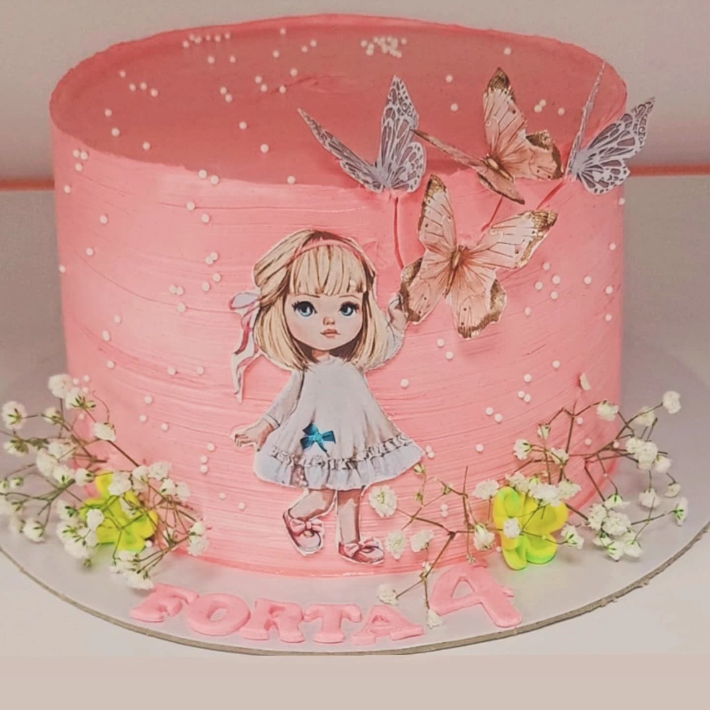 Torte Rozë me Flutura dhe Kukull - Torte për Vajza | Tortelinda Torte rozë me flutura dhe kukull për ditëlindje vajzash
