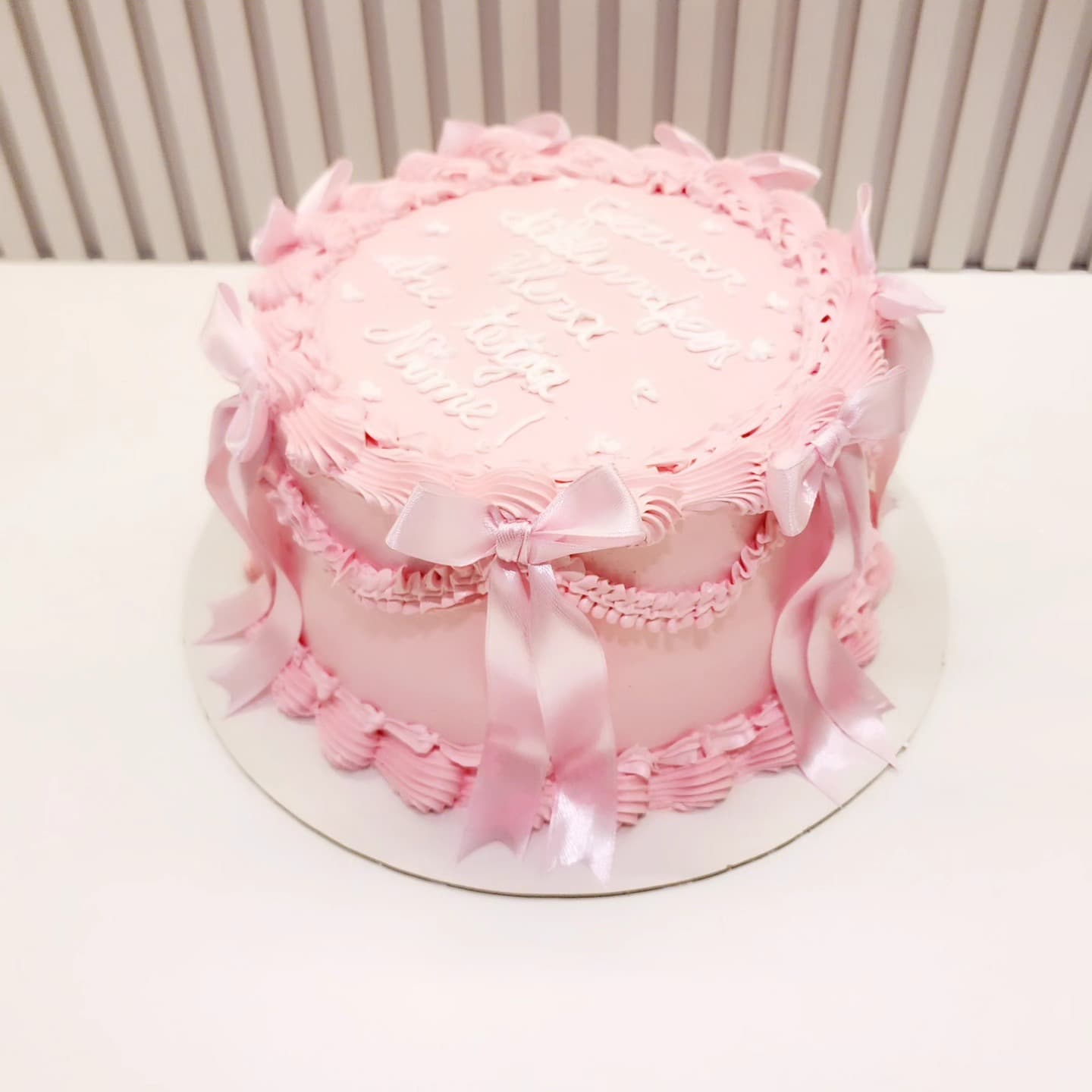 Torte rozë me fjongo dekorative