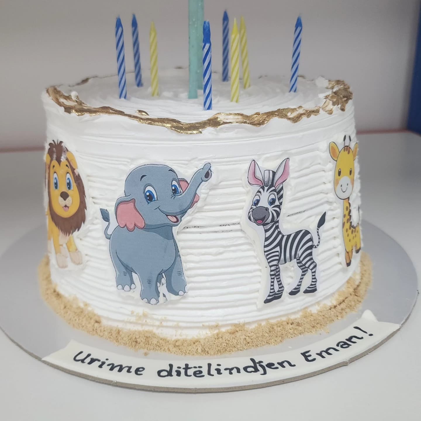 Torte Safari me Kafshë - Torte për Fëmijë | Tortelinda Torte me dizajn kafshësh safari si luani, elefanti, zebra, dhe gjirafa