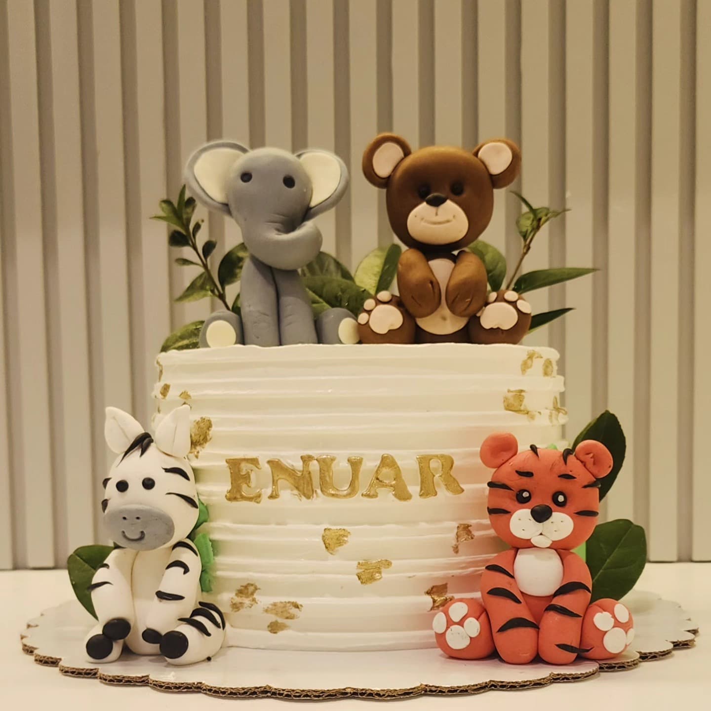 Torte Safari me Kafshët e Egër - Torte për Djem | Tortelinda Torte safari me kafshë zbukuruese si elefant, ari, zebra dhe tigër