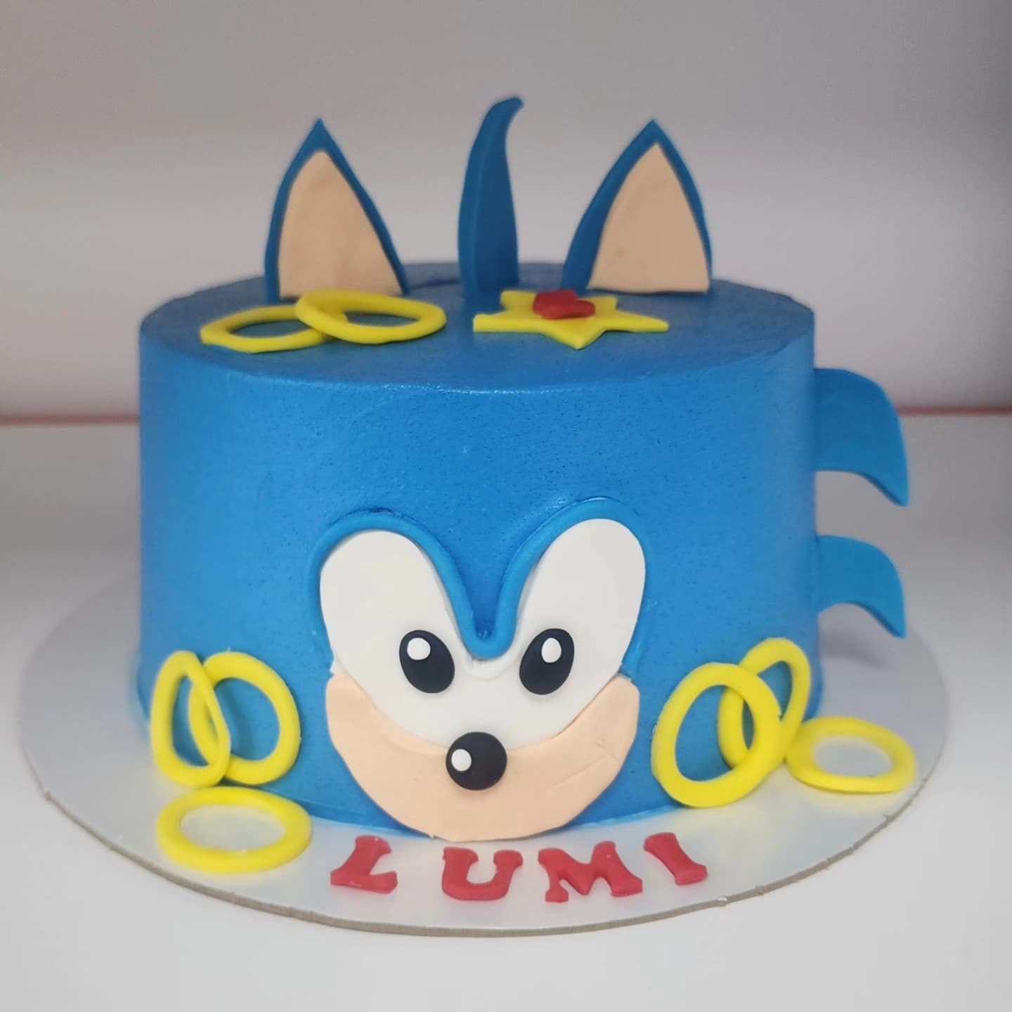 Torte Sonic me Dizajn të Gjelbër - Torte për Fëmijë | Tortelinda Torte Sonic me dizajn të gjallë dhe dekorime të verdha