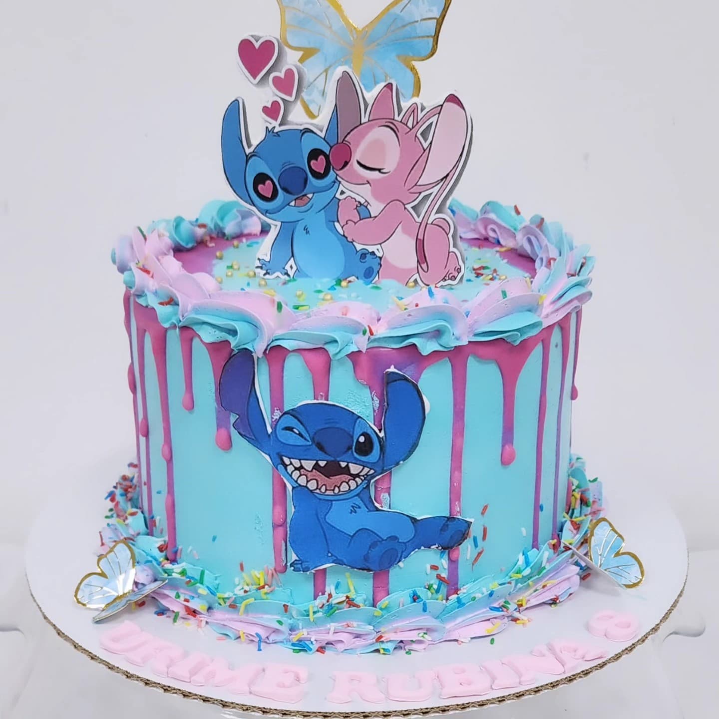 Torte Stitch me shum Stitch - Torte për Fëmijë | Tortelinda Tortë me dizajn Stitch dhe Angel shumëngjyrëshe