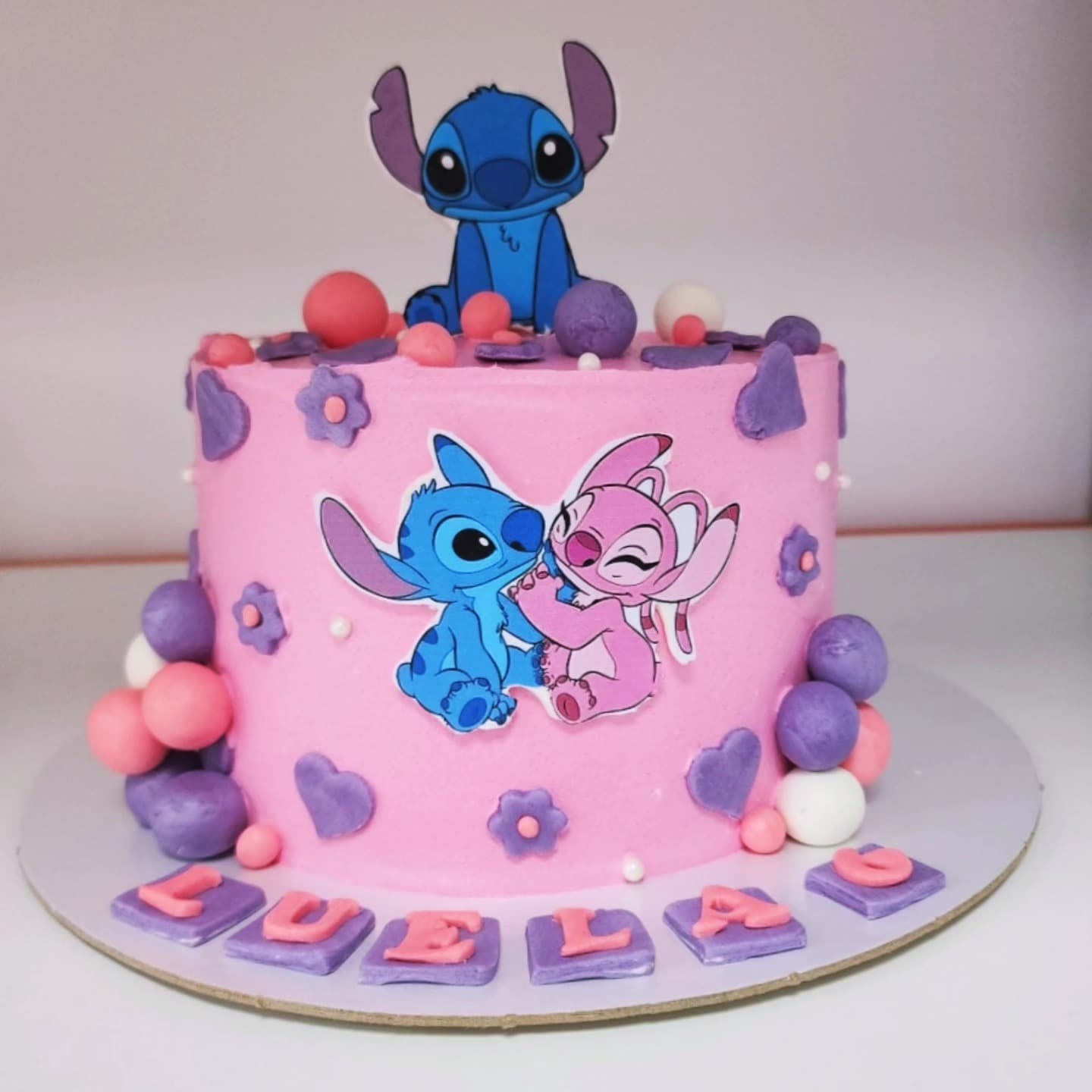 Torte Stitch dhe Angel Rozë - Torte për Fëmijë | Tortelinda Torte rozë me dizajn të Stitch dhe Angel dhe detaje dekorative