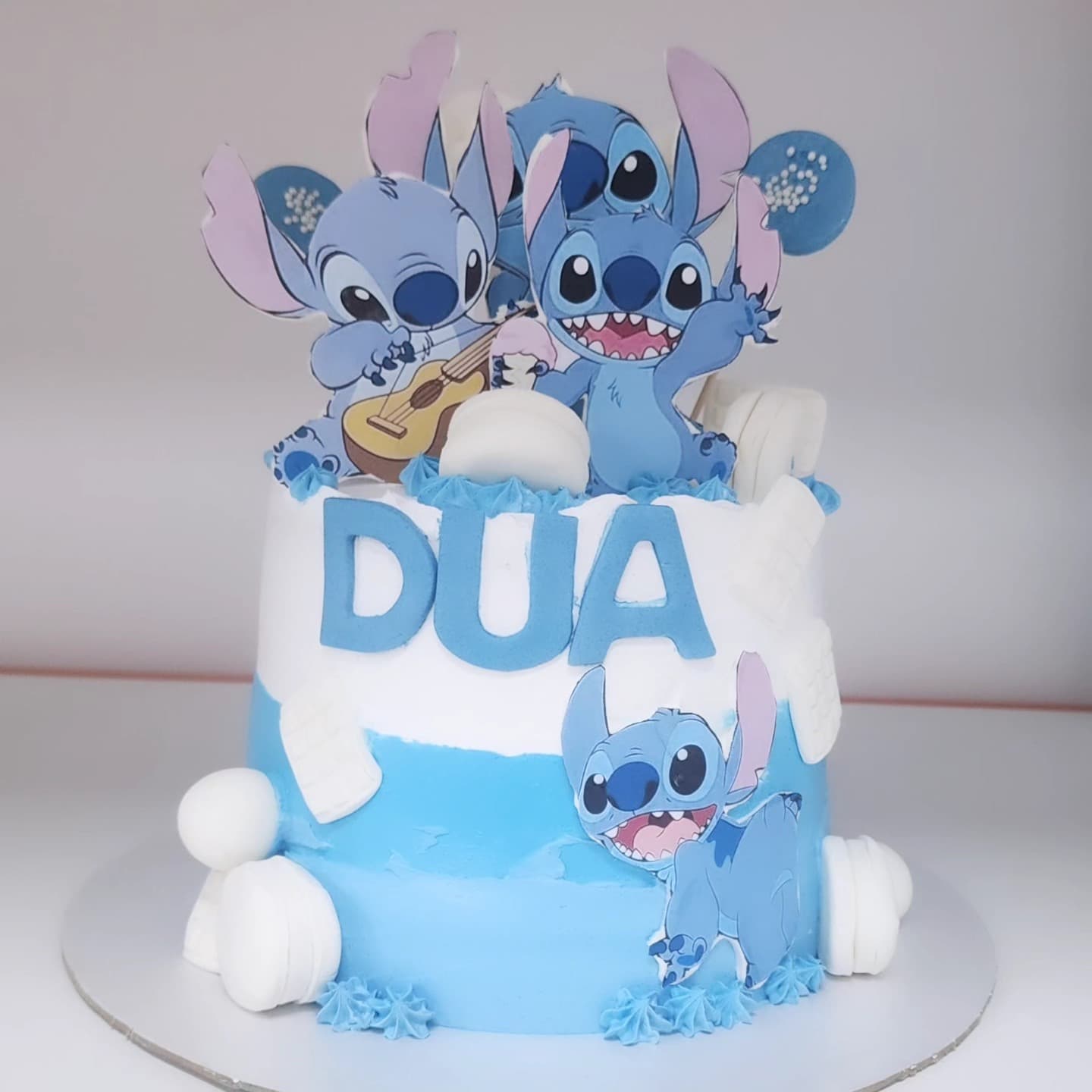 Torte me dizajn Stitch në ngjyra blu dhe të bardha