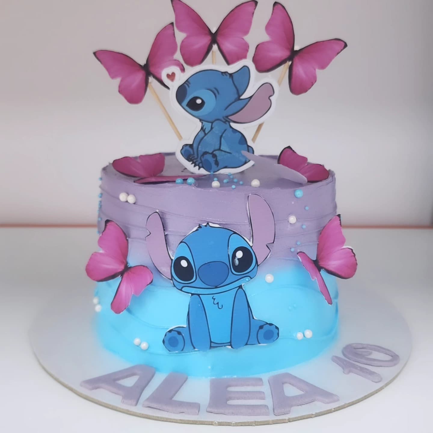 Torte Stitch me Flutura Rozë - Torte për Vajza | Tortelinda Torte me dizajn Stitch dhe flutura rozë për fëmijë
