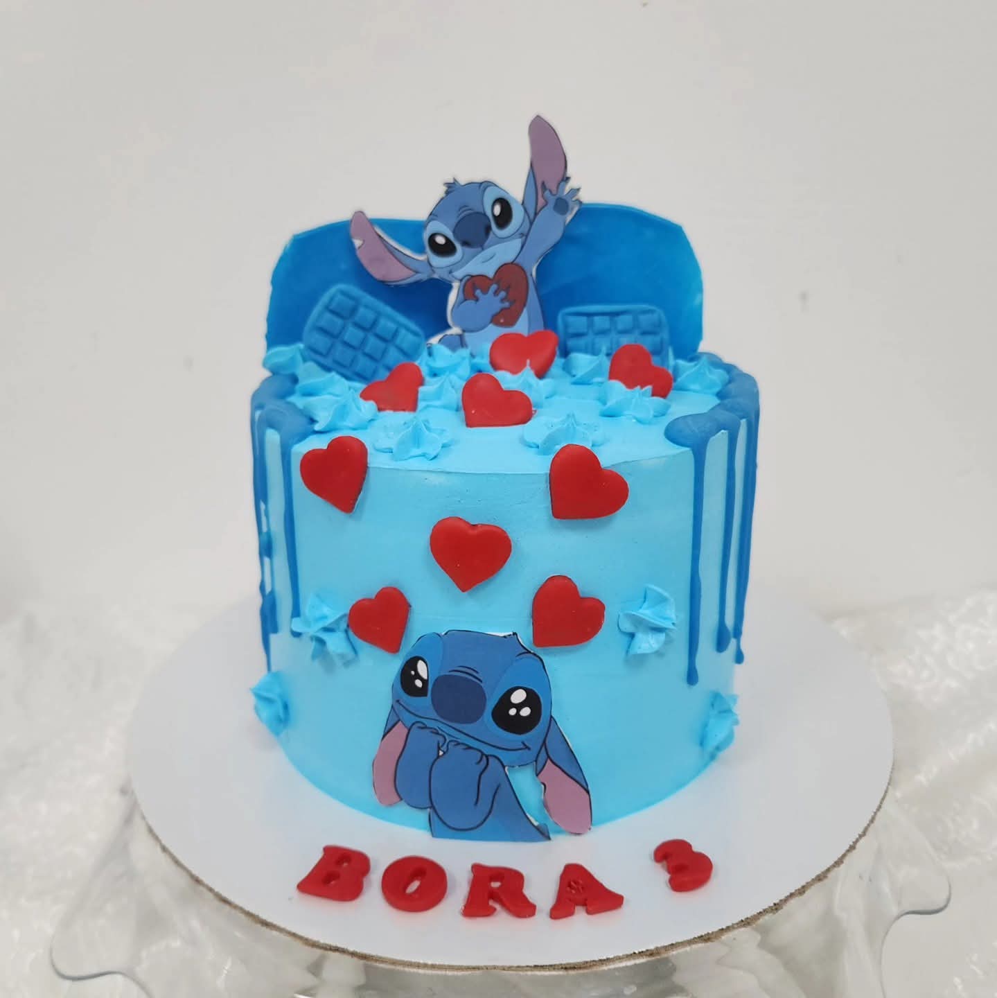 Tortë me dizajn Stitch dhe zemra të kuqe
