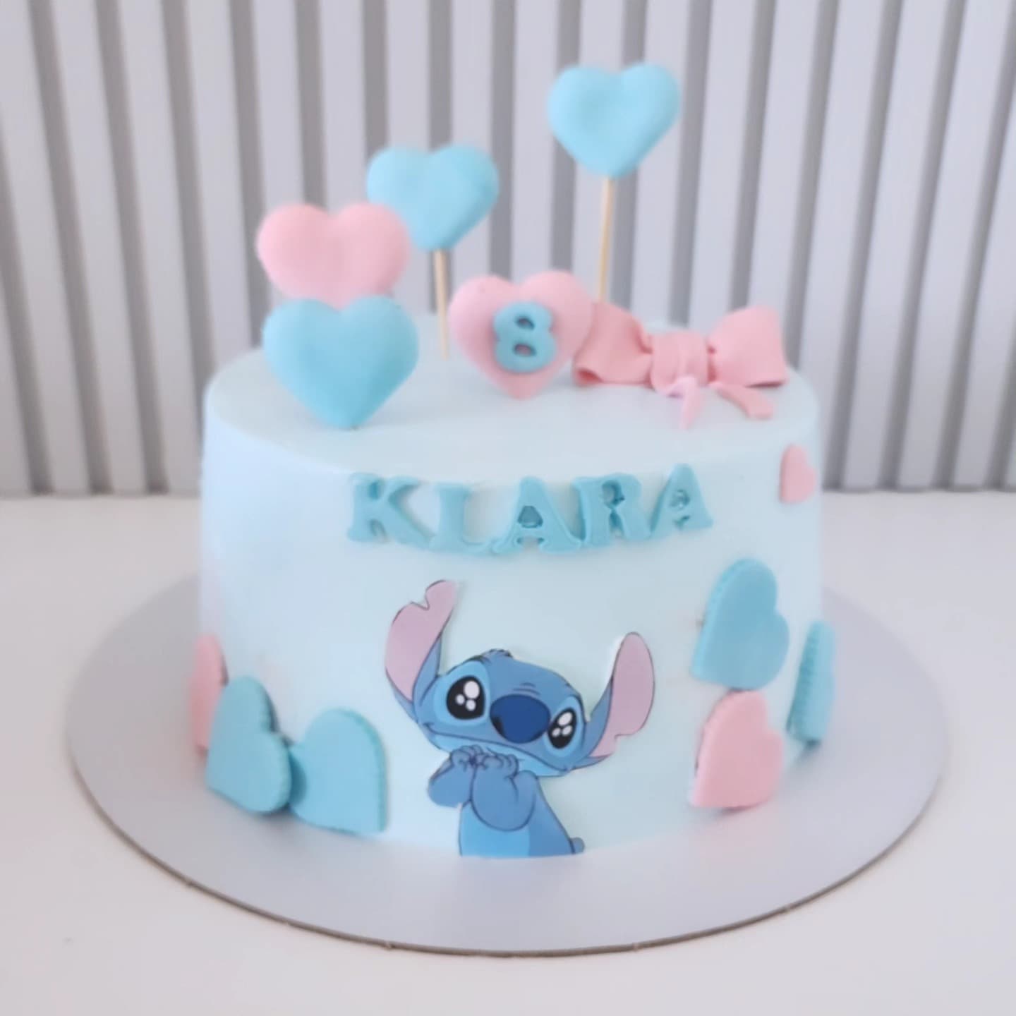 Torte Stitch me Zemra Rozë dhe Blu - Torte për Vajza | Tortelinda Torte me dizajn Stitch dhe zemra rozë e blu
