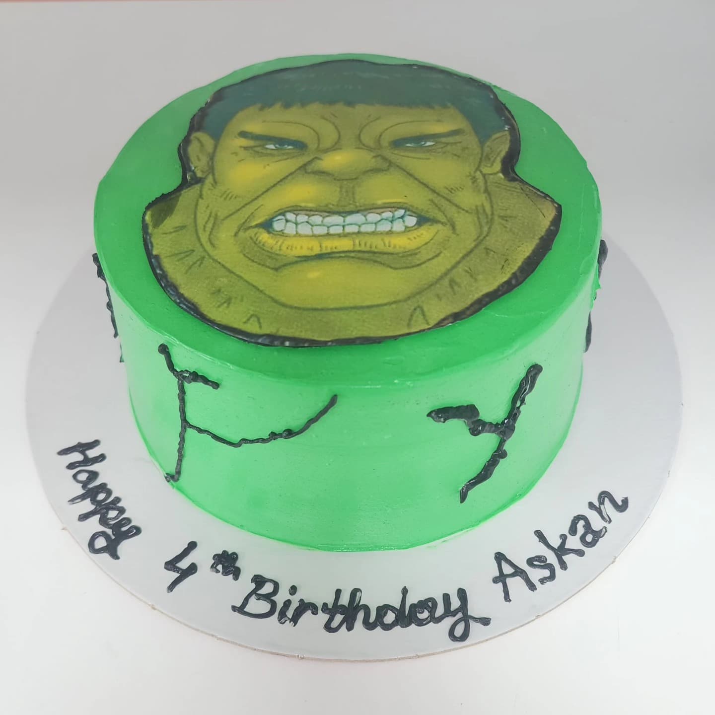 Torte Superhero Hulk - Torte për Djem | Tortelinda Torte me temën e Hulk me krem të gjelbër dhe imazh të Hulk