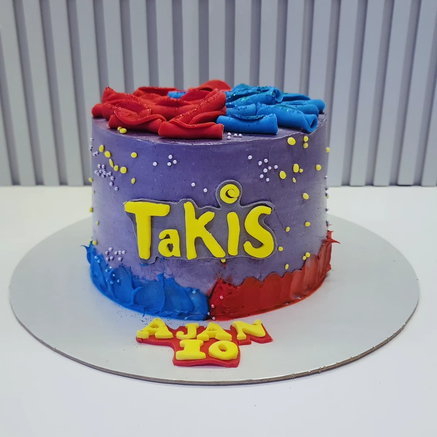 Torte Takis me Ngjyra - Torte për Djem | Tortelinda Torte Takis me dekor ngjyra të gjalla për ditëlindje