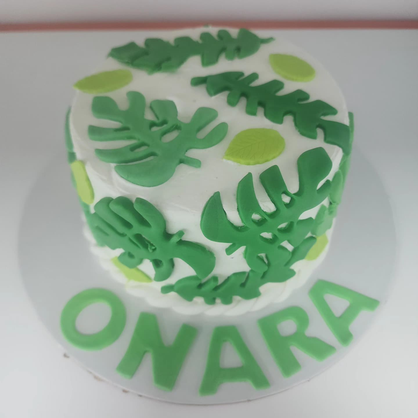 Torte Tropikale me gjethe - Torte për Vajza | Tortelinda Torte me dizajn tropikal dhe gjethe jeshile
