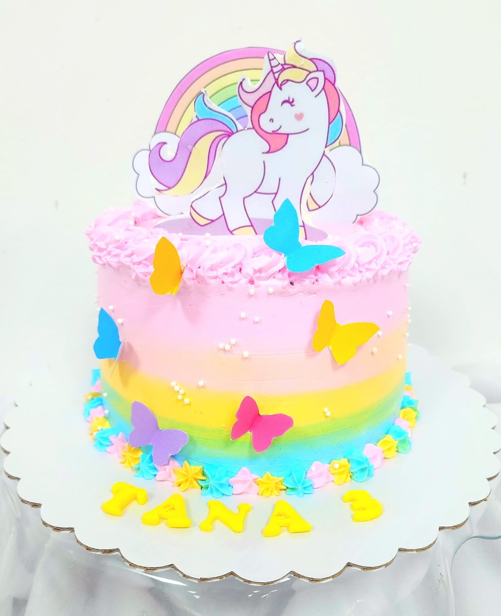 Tortë Unicorn me Ngjyra dhe Flutura - Torte për Fëmijë | Tortelinda Tortë unicorn me ngjyra ylberi dhe flutura