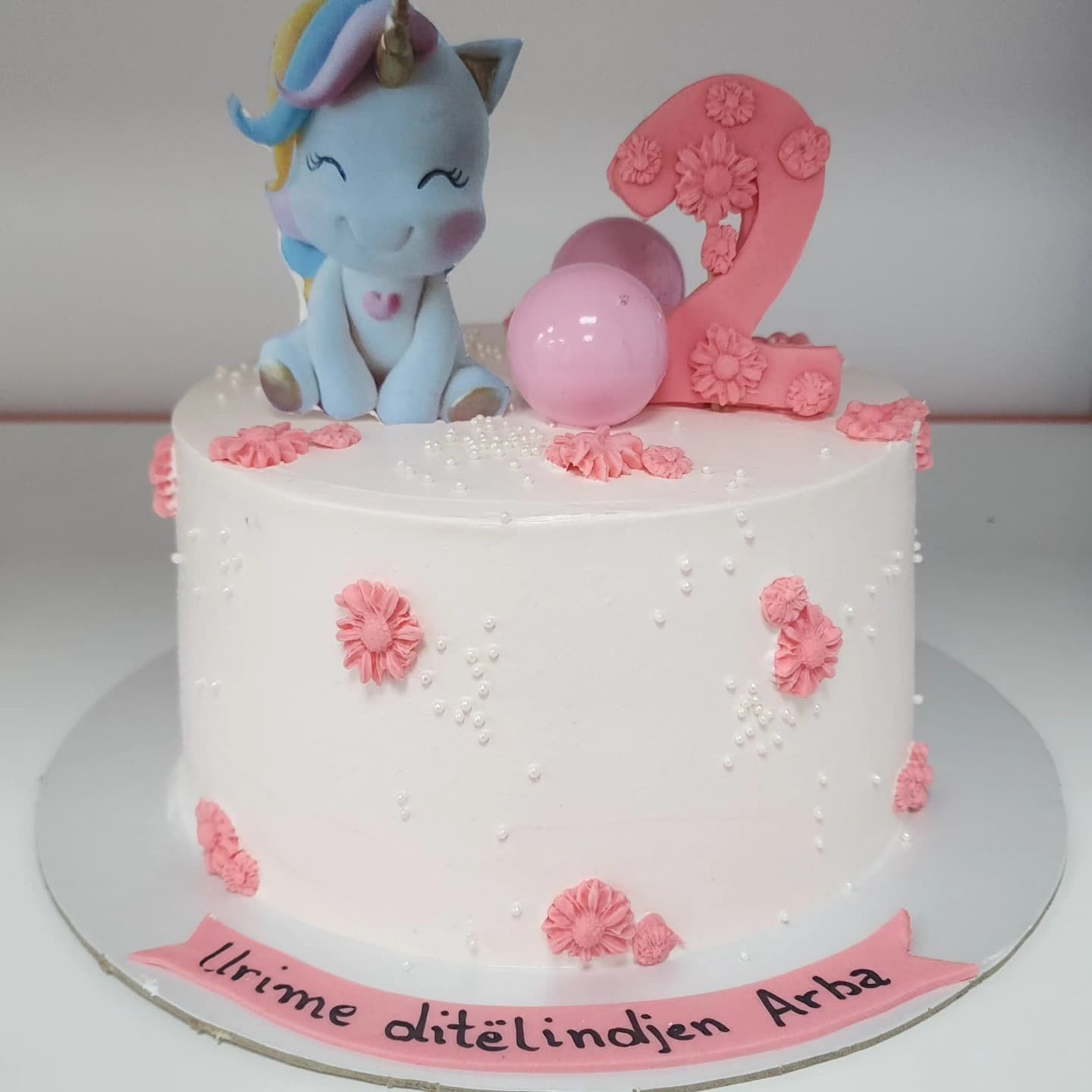 Torte Unicorn për Ditëlindje - Torte për Fëmijë | Tortelinda Torte me unicorn dhe lule rozë për ditëlindje