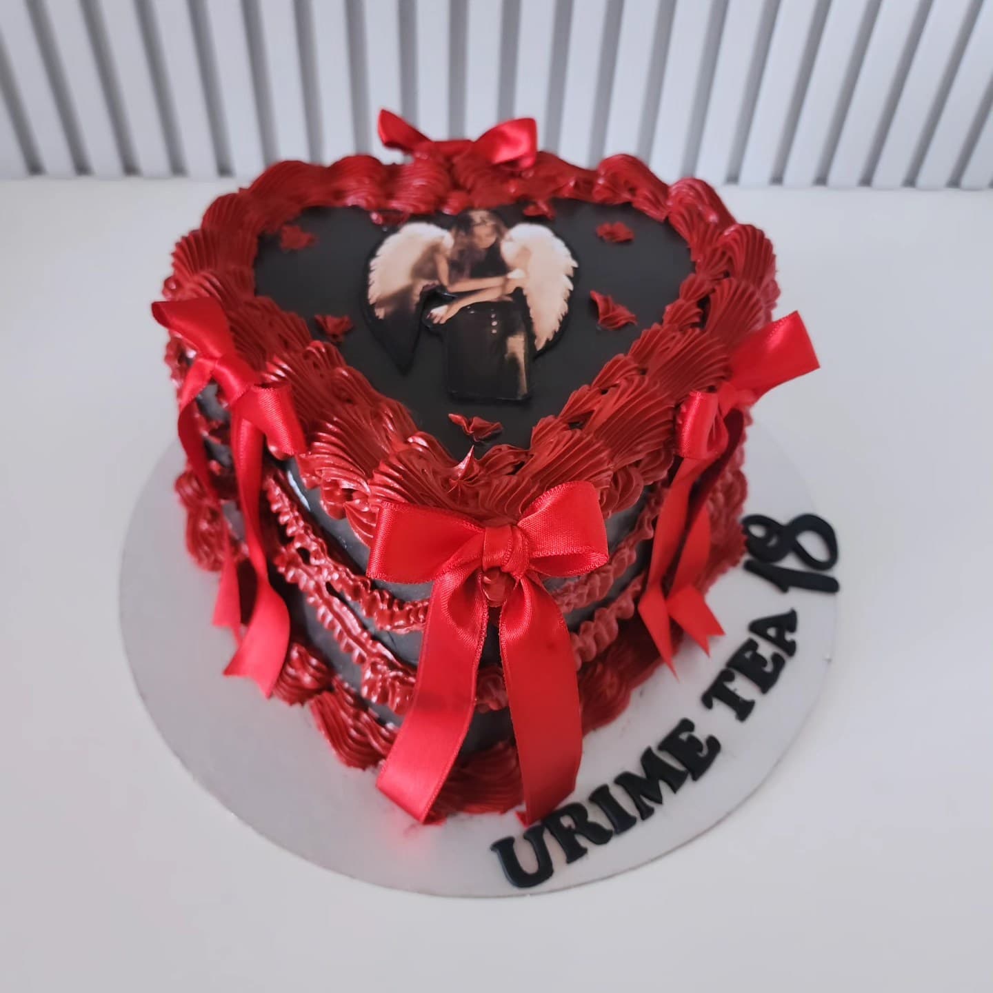 Torte Zemër me Dekorime të Kuqe - Torte për Ditëlindje | Tortelinda Torte zemër me dekorime të kuqe dhe fjongo për 18-vjetor