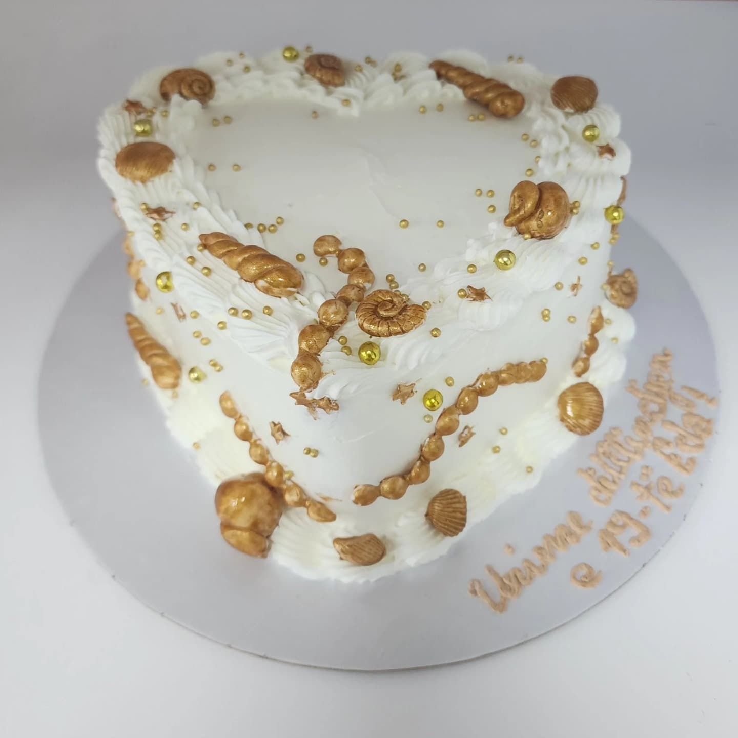 Torte Zemër me ngjyre ari - Torte për Vajza | Tortelinda Torte në formë zemre me dekor deti dhe ngjyrë ari