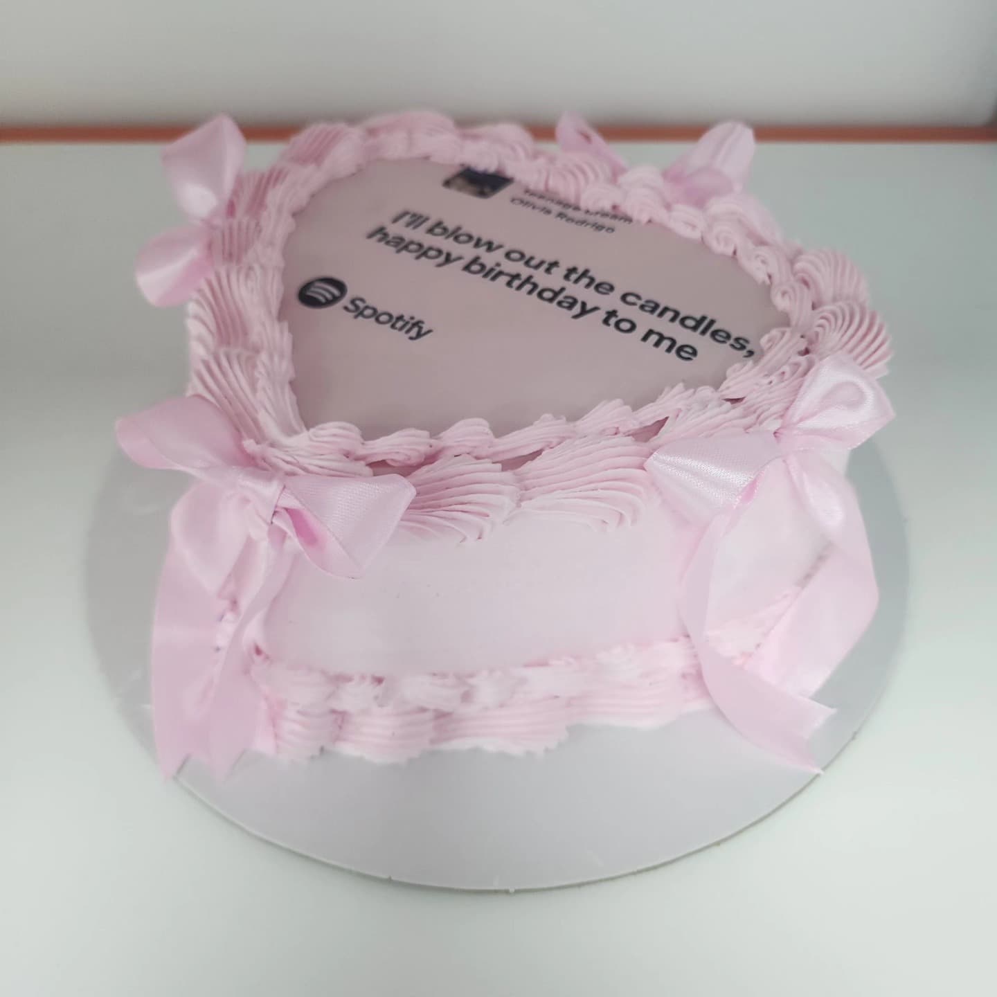 Torte rozë në formë zemre me mesazh dhe fjongo rozë