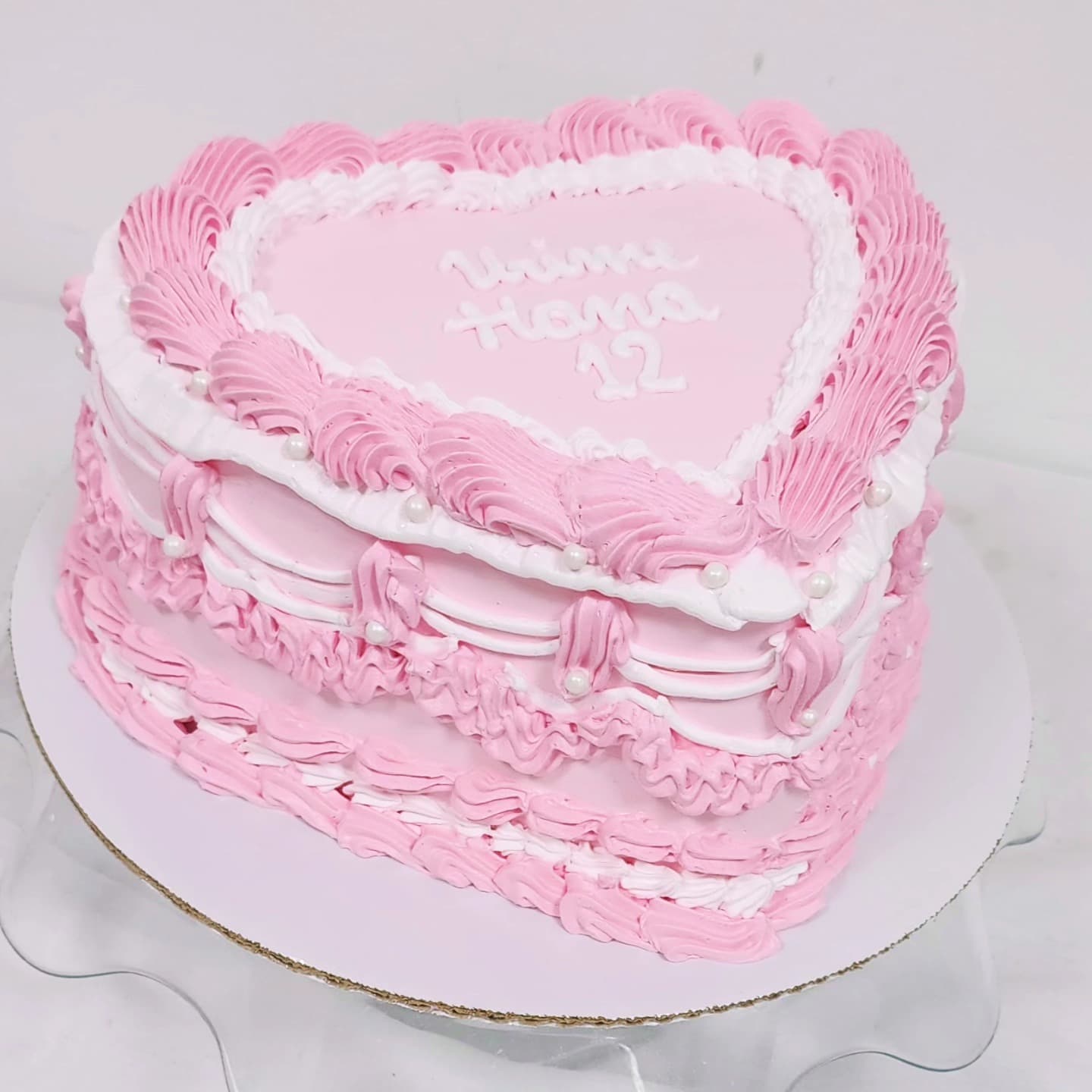 Torte Zemër Rozë për Ditëlindje - Torte për Vajza | Tortelinda Torte zemër rozë me dekor krem për ditëlindje