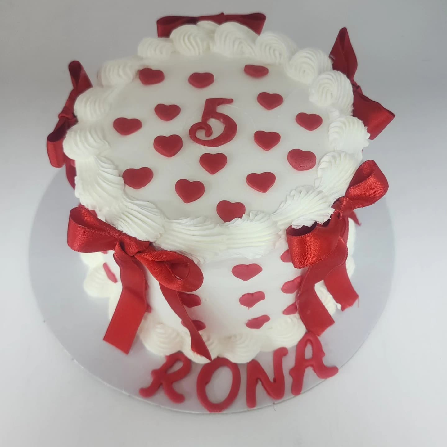 Torte Zemrash me Lule dhe Fjongo - Torte për Vajza | Tortelinda Torte me zemra të kuqe dhe fjongo për 5-vjetor